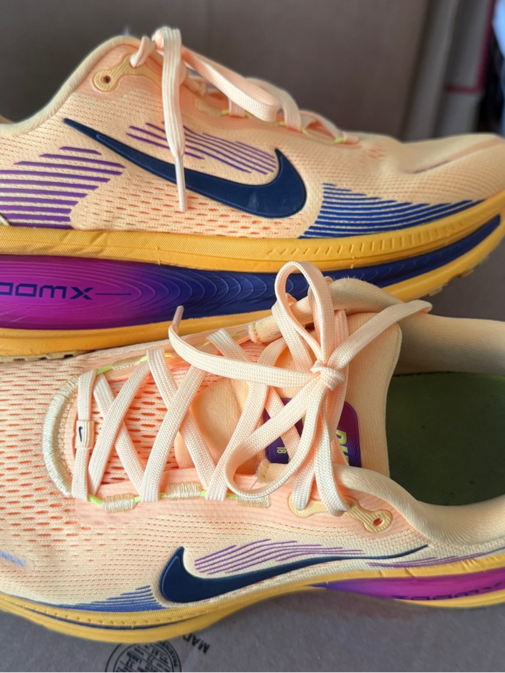 Nike Men’s Volmero 18 Yellow/Purple/Blue Running Shoes size 9.5